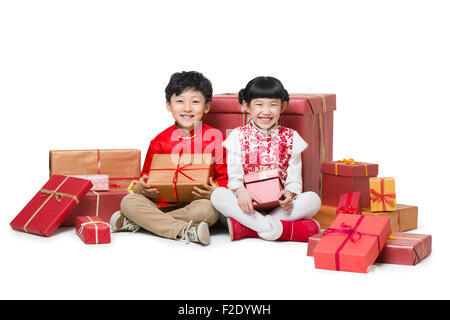 Heureux les enfants qui reçoivent de nombreux cadeaux du Nouvel an chinois Banque D'Images