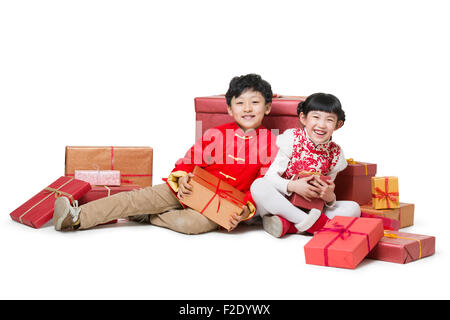 Heureux les enfants qui reçoivent de nombreux cadeaux du Nouvel an chinois Banque D'Images