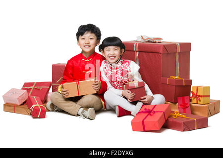 Heureux les enfants qui reçoivent de nombreux cadeaux du Nouvel an chinois Banque D'Images