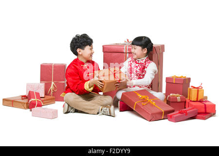 Heureux les enfants qui reçoivent de nombreux cadeaux du Nouvel an chinois Banque D'Images