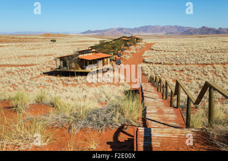 Les chalets de l'exclusive Wolwedans dunes lodge dans un magnifique cadre au bord du désert du Namib Desert Banque D'Images