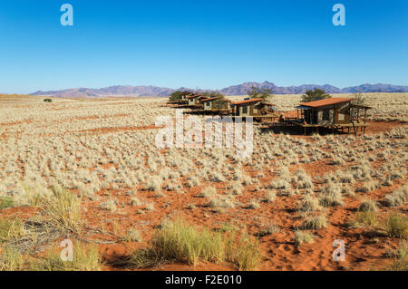 Les chalets de l'exclusive Wolwedans dunes lodge dans un magnifique cadre au bord du désert du Namib Desert Banque D'Images