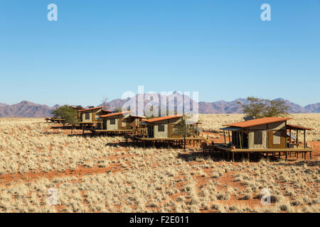 Les chalets de l'exclusive Wolwedans dunes lodge dans un magnifique cadre au bord du désert du Namib Desert Banque D'Images