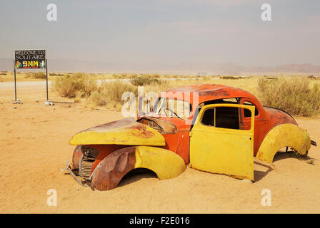 Vintage Car abandonnés au niveau du hameau de Sawakopmund entre Solitaire et Sesriem au bord du désert du Namib, Namibie Banque D'Images