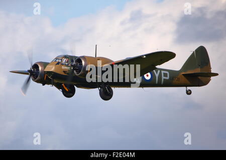 Un bombardier Blenheim commémore le 75e anniversaire de la bataille d'Angleterre à Goodwood avec Spitfire et ouragans Banque D'Images