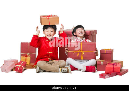 Heureux les enfants qui reçoivent de nombreux cadeaux du Nouvel an chinois Banque D'Images