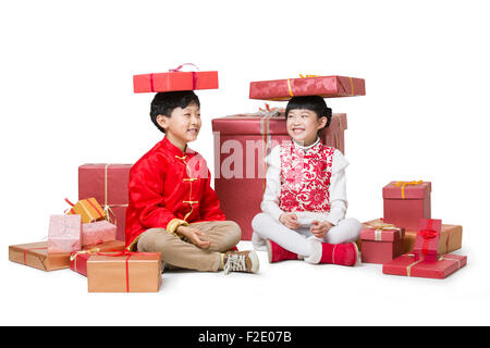 Heureux les enfants qui reçoivent de nombreux cadeaux du Nouvel an chinois Banque D'Images