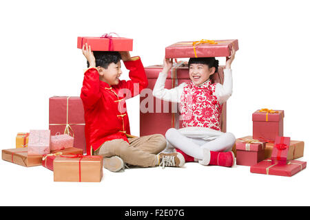 Heureux les enfants qui reçoivent de nombreux cadeaux du Nouvel an chinois Banque D'Images