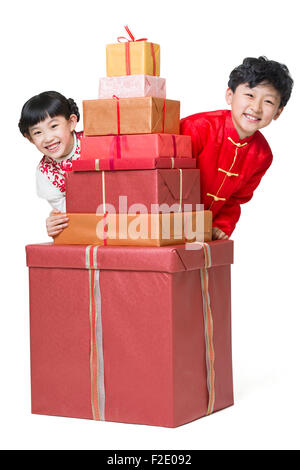 Heureux les enfants avec de nombreux cadeaux du Nouvel an chinois Banque D'Images