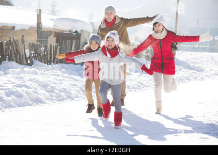 Happy Family running in the snow Banque D'Images