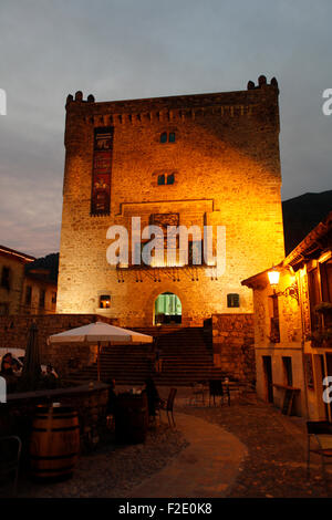 Torre del Infantado (15e siècle a.c.), le conseil de ville de Potes, Santander, Cantabria, Espagne. Banque D'Images