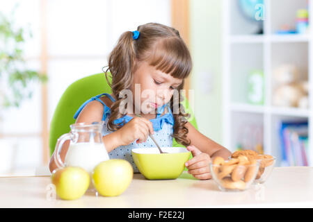 Enfant de manger des aliments sains dans les jardins Banque D'Images