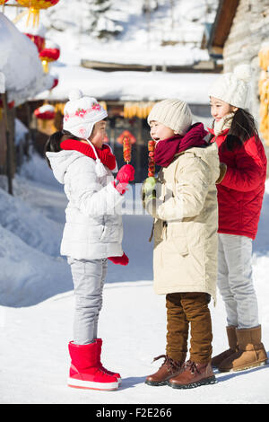 Heureux les enfants mangeant haws confits Banque D'Images