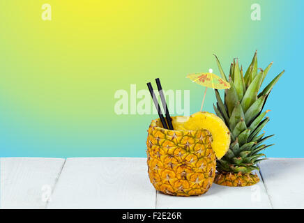 Jus d'ananas servi dans la pelure sur gradient de fond Banque D'Images