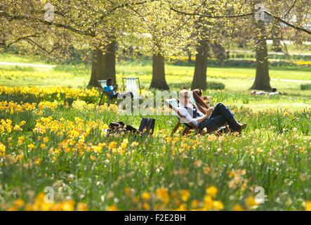 Les personnes bénéficiant d'un grand beau temps sur Green Park, qu'aujourd'hui sera la journée la plus chaude à Londres, Angleterre Banque D'Images