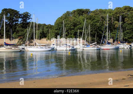 Plage de Conleau avec bateaux Presqu'ile de conleau, Vannes, Morbihan, Bretagne, France, Europe Banque D'Images