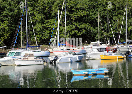 Bateaux à voile amarré sur la rivière du Vincin, presqu'île de Conleau, Vannes, Morbihan, Bretagne, France Banque D'Images