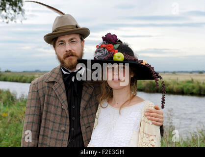 Lilienthal, Allemagne. 16 Sep, 2015. Albrecht acteurs Schuch comme Otto Modersohn et Paula Modersohn-Becker Carla Juri que font peser sur l'ensemble du film de cinéma "Paula" en Allemagne, Worpswede, 16 septembre 2015. Le film est basé sur la vie de l'artiste Paula Modersohn-Becker qui vivait à Worpswede au début du xxe siècle- Le film sera dans les cinémas de l'automne 2016. Dpa : Crédit photo alliance/Alamy Live News Banque D'Images