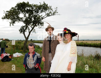 Lilienthal, Allemagne. 16 Sep, 2015. Manfred acteurs Laudenbach comme Bredow (l-r), comme Otto Modersohn Albrecht Schuch, Roxane Duran que Clara Westhoff, et Carla Juri Paula Modersohn-Becker que font peser sur l'ensemble du film de cinéma "Paula" en Allemagne, Worpswede, 16 septembre 2015. Le film est basé sur la vie de l'artiste Paula Modersohn-Becker qui vivait à Worpswede au début du xxe siècle- Le film sera dans les cinémas de l'automne 2016. Dpa : Crédit photo alliance/Alamy Live News Banque D'Images