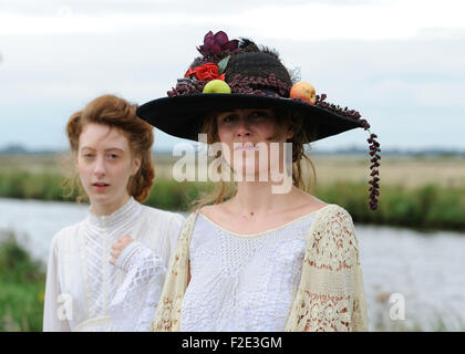 Lilienthal, Allemagne. 16 Sep, 2015. Actrices Roxane Duran que Clara Westhoff (l) et Paula Modersohn-Becker Carla Juri que font peser sur l'ensemble du film de cinéma "Paula" en Allemagne, Worpswede, 16 septembre 2015. Le film est basé sur la vie de l'artiste Paula Modersohn-Becker qui vivait à Worpswede au début du xxe siècle- Le film sera dans les cinémas de l'automne 2016. Dpa : Crédit photo alliance/Alamy Live News Banque D'Images