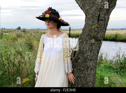 Lilienthal, Allemagne. 16 Sep, 2015. L'actrice Carla Juri Paula Modersohn-Becker pose comme sur l'ensemble du film de cinéma "Paula" en Allemagne, Worpswede, 16 septembre 2015. Le film est basé sur la vie de l'artiste Paula Modersohn-Becker qui vivait à Worpswede au début du xxe siècle- Le film sera dans les cinémas de l'automne 2016. Dpa : Crédit photo alliance/Alamy Live News Banque D'Images