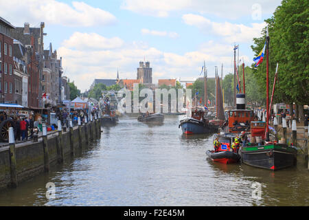 DORDRECHT, Pays-Bas - 2 juin 2012 : Dordrecht dans la vapeur, le plus grand événement d'alimentation vapeur en Europe. Vue sur des bateaux à vapeur dans l'hi Banque D'Images