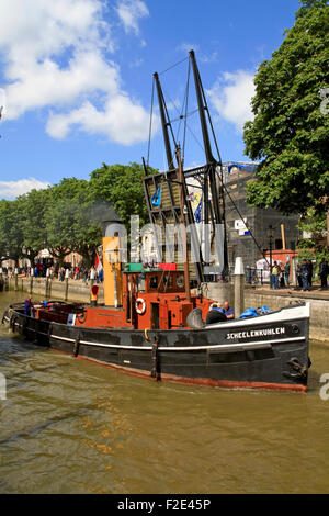 DORDRECHT, Pays-Bas - 2 juin 2012 : Dordrecht dans la vapeur, le plus grand événement d'alimentation vapeur en Europe. Navire, laissant Scheelenkuhlen Banque D'Images