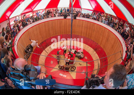Munich, Allemagne. 17 Sep, 2015. Les motards à prendre leur vélo à l'intérieur du Motodrom lors d'un press tour à Theresienwiese sur les locaux de l'Oktoberfest de Munich, Allemagne, 17 septembre 2015. Cette année l'Oktoberfest a lieu du 19 septembre au 4 octobre. Dpa : Crédit photo alliance/Alamy Live News Banque D'Images
