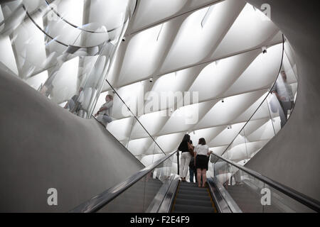 Los Angeles, Californie, USA. 16 Sep, 2015. L'escalier mécanique à la 3ème étage des galeries à la large, un musée d'art contemporain au centre-ville de Los Angeles, CA, USA Crédit : Kayte/Deioma Alamy Live News Banque D'Images