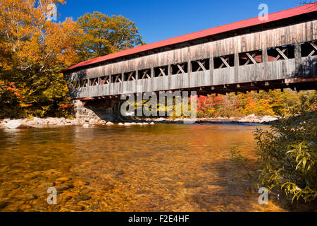 Le pont couvert d'Albany sur la Swift River dans la White Mountain National Forest dans le New Hampshire, USA. Banque D'Images