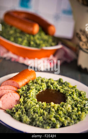 Une cuisine rustique avec une plaque avec 'Boerenkool rencontré pire' ou le chou frisé avec saucisse fumée, un repas traditionnel néerlandais. Servi avec gra Banque D'Images