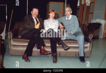 Acteurs et Actrices Ingeborg Schöner, Wolfgang Völz und Lukas Ammann (droite), Deutschland 1980 er Jahre. Les acteurs Ingeborg Schoener, Wolfgang Voelz et Lukas Ammann (156), l'Allemagne des années 1980. 24x36DiaV77 Banque D'Images