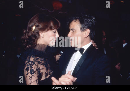 Acteurs et Actrices Der Deutsche Horst Buchholz beim tanz mit Moderatorin Petra Schürmann, Deutschland 1980 er Jahre. L'acteur allemand Horst Buchholz danse avec ex-Miss Monde et présentatrice TV Petra Schuermann, l'Allemagne des années 1980. 24x36DiaV82 Banque D'Images