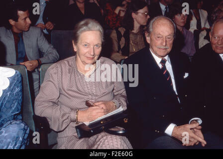 Acteurs et Actrices und der Deutsche Synchronsprecher Ernst Fritz Fürbringer mit Ehefrau Lizzi Rademacher, Deutschland 1980 er Jahre. L'acteur et comédien de doublage allemand Ernst Fritz Fuerbringer, l'Allemagne des années 1980. 24x36DiaV89 Banque D'Images