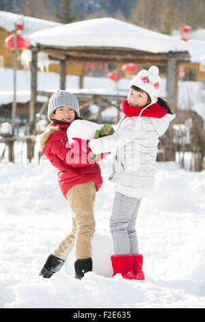 Heureux les enfants jouer dans la neige Banque D'Images