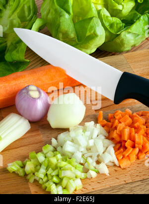 Couteau en céramique avec planche à découper en bois sur soffritto Banque D'Images