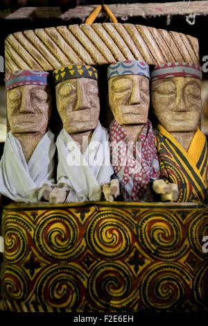 Sculptures ornementales sculptées dans une boutique de souvenirs de Lemo, North Toraja, South Sulawesi, Indonésie. Banque D'Images