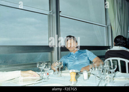 Der amerikanische Acteurs et Actrices Charles Bronson im Restaurant, Frankreich 1970 er Jahre. L'acteur américain Charles Bronson se détendre dans un restaurant, la France des années 1970. 24x36DiaV6 Banque D'Images