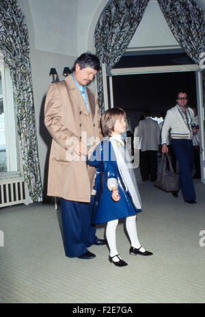 Der amerikanische Acteurs et Actrices Charles Bronson mit Tochter Zuleika, Frankreich 1970 er Jahre. L'acteur américain Charles Bronson relaxant avec fille Zuleika, la France des années 1970. 24x36DiaV6 Banque D'Images