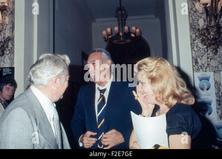 Der amerikanische Acteurs et Actrices Anthony Quinn mit Ehefrau Yolanda Addolori à Cannes, Frankreich 1970 er Jahre. L'acteur américain Anthony Quinn avec son épouse Yolanda Addolori à Cannes, France 1970. 24x36DiaV6 Banque D'Images