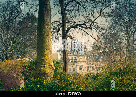 Une vue sur Horse Guards Parade à Londres à partir d'une zone boisée. Banque D'Images