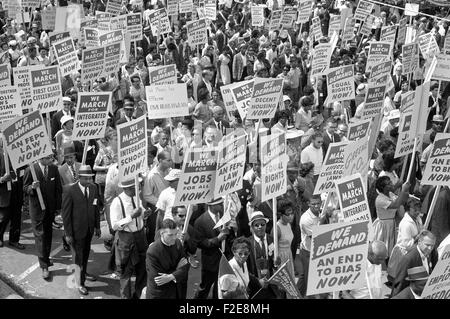 Les partisans des droits civils des signes et faire descendre dans la rue lors de la Marche sur Washington pour l'Emploi et de la liberté le 28 août 1963 à Washington, DC. 250,00 Environ personnes ont défilé organisé par les droits civils, du travail et des organisations religieuses. Banque D'Images