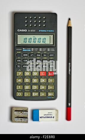 Calculatrice scientifique tel qu'il est utilisé à l'école secondaire et tertiaire avec 2B led gomme et taille-crayons Banque D'Images