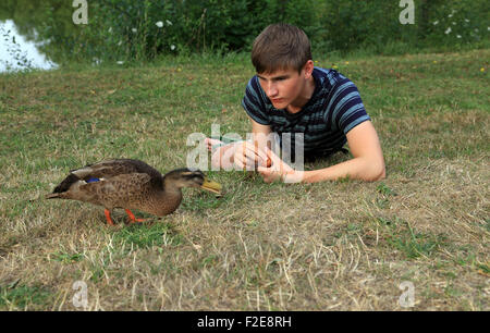 Garçon de 16 ans et près de Duck Pond à l'espérance, dorceau, parc naturel régional du Perche, Orne, Normandie, France Banque D'Images