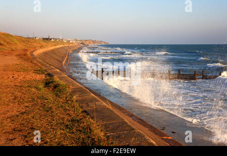 Une vue sur la mer le long de la mur avec une marée haute à Bacton-sur-Mer, Norfolk, Angleterre, Royaume-Uni. Banque D'Images