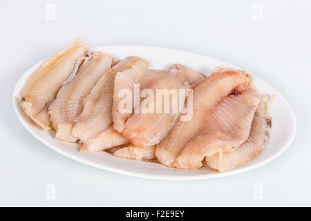 Filets de poisson non spécifiquement d'Oreochromis niloticus. Regroupés dans un plat Banque D'Images