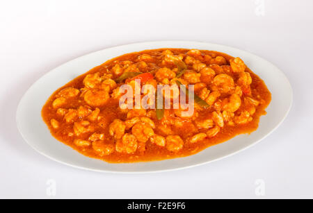 Un plat de crevettes en sauce sur fond blanc Banque D'Images