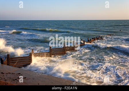 Une vue d'une mer agitée sur la côte est à Bacton-sur-Mer, Norfolk, Angleterre, Royaume-Uni. Banque D'Images