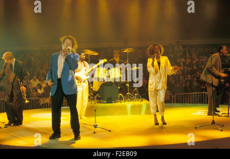 SIMPLY RED UK group avec Mick Hucknall au chant et Fritz MCINTYRE sur les claviers à droite sur 1986 Banque D'Images