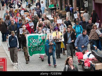 Chester, Royaume-Uni. 17 Septembre, 2015. L'humoriste de gauche, Mark Thomas (à gauche) a été à Chester aujourd'hui (jeudi) au centre d'une ville "flâneurs" event' visant à protester contre un projet de loi critiqué pour criminaliser les habitants de la rue. Il est photographié avec Johhny Walker qui est le directeur de la garder en vie les rues campagne. Mark essaie d'highlightin un plan pour les personnes sans domicile €100 s'ils se coucher ou de dormir dans un espace public dans une zone désignée. Cette amende peut également s'appliquer à des artistes et des personnes qui nourrissent les oiseaux. Crédit : Brian Hickey/Alamy Live News Banque D'Images